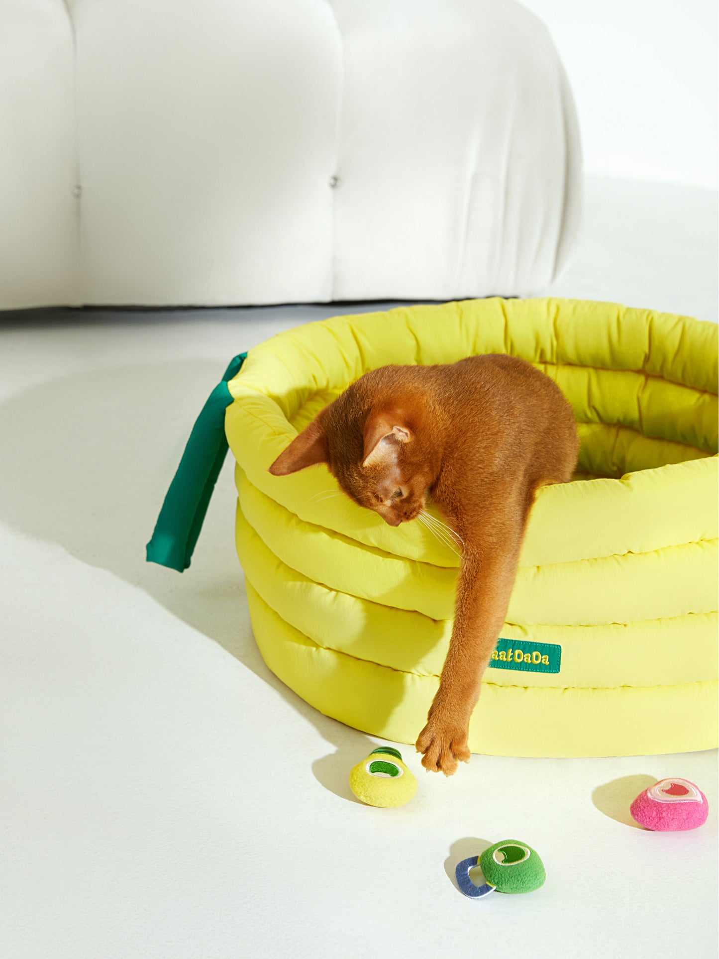CaatDada Magic Cuddle Cauldron – cozy barrel-shaped cat bed with plush toys
