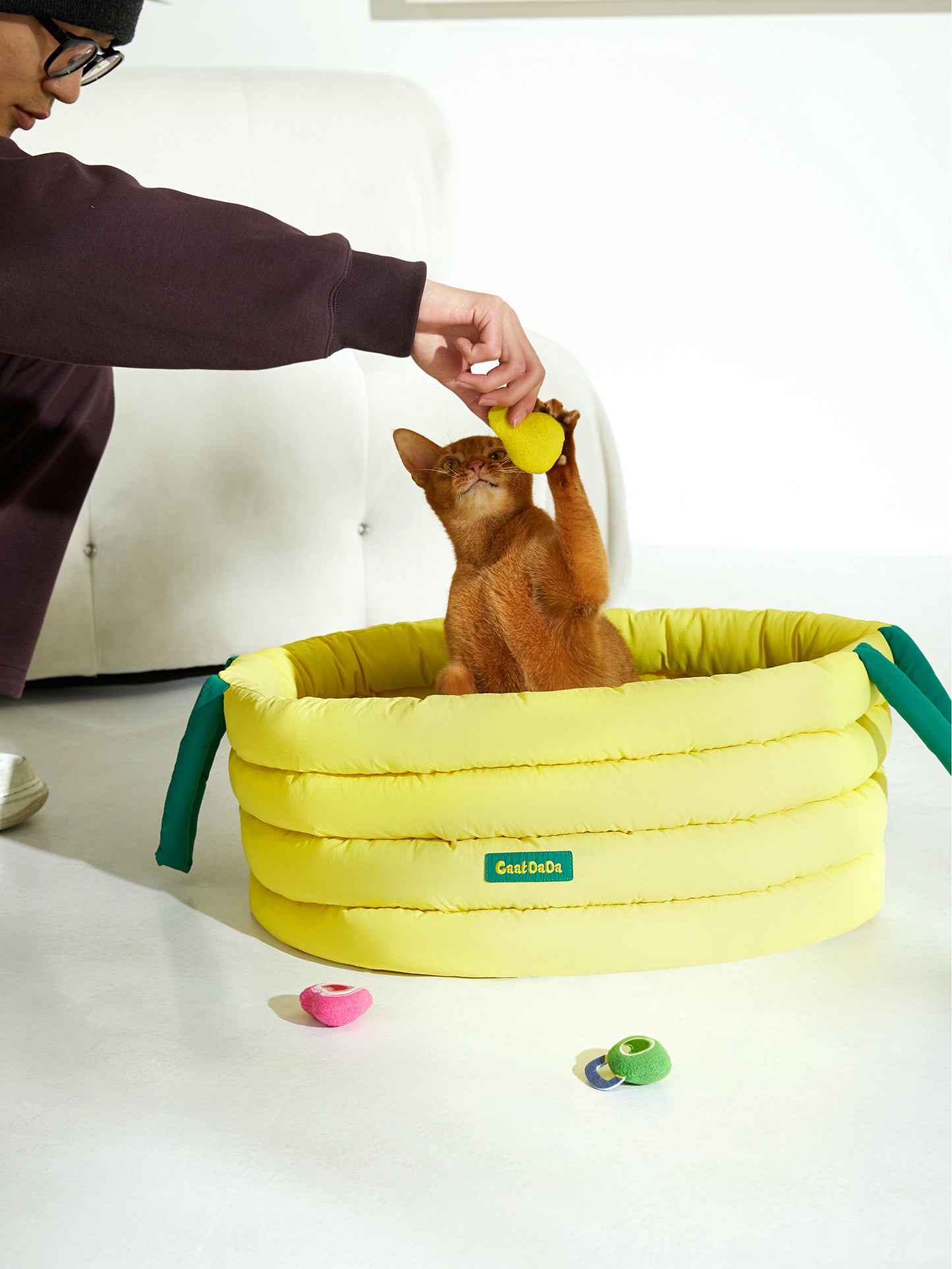 CaatDada Magic Cuddle Cauldron – cozy barrel-shaped cat bed