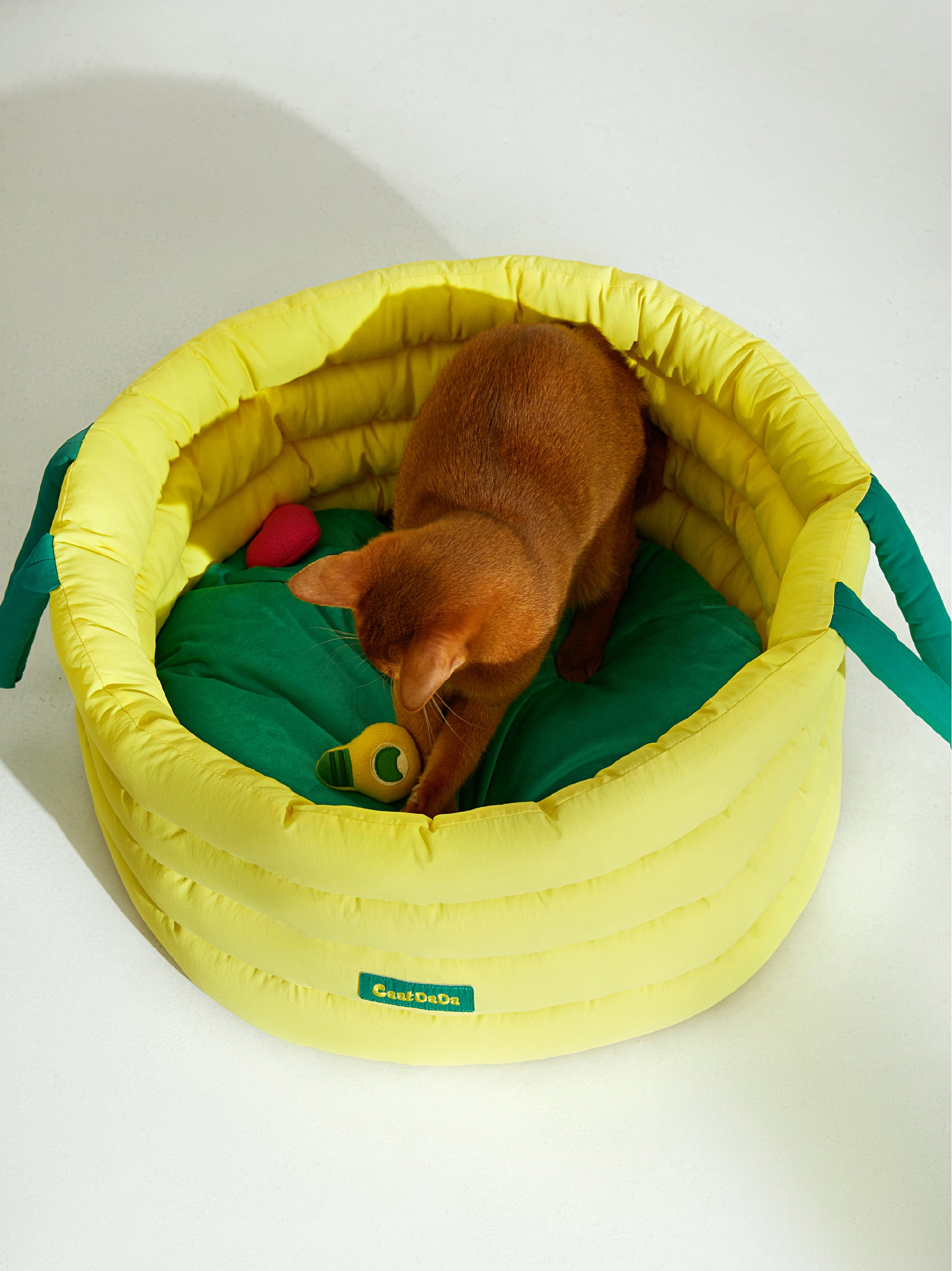 CaatDada Magic Cuddle Cauldron – cozy barrel-shaped cat bed with plush toys